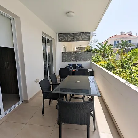Violetta Apartment, Ground Floor Pool View דירה
