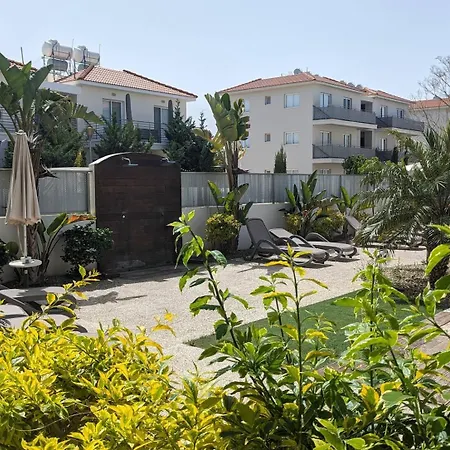 Violetta Apartment, Ground Floor Pool View דירה